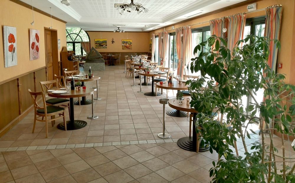 Logis Hotel - Restaurant Le Tulipier Vienne-le-Chateau Exterior photo
